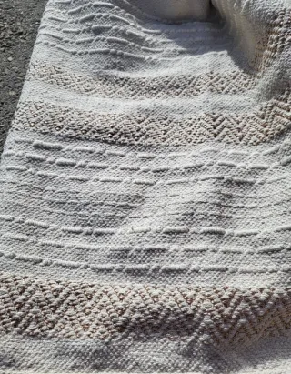 Alfombra beige dorado de tela