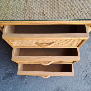 Mesita de noche de ratán con tapa de cristal