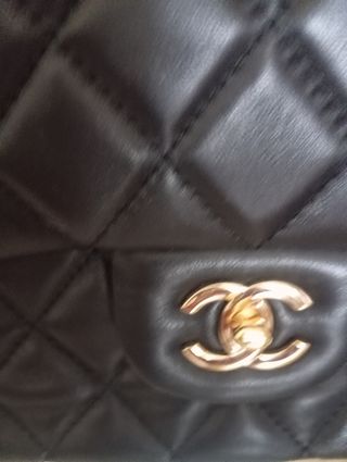 Bolso Chanel Negro con Cadena Dorada