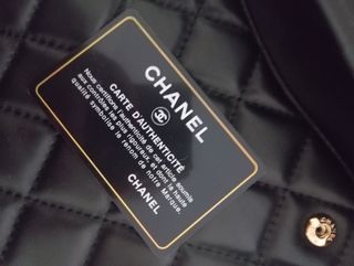 Bolso Chanel Negro con Cadena Dorada