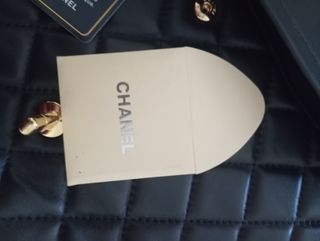 Bolso Chanel Negro con Cadena Dorada