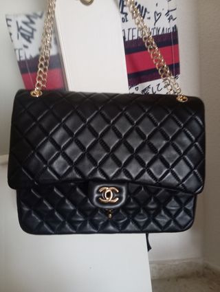 Bolso Chanel Negro con Cadena Dorada