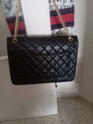 Bolso Chanel Negro con Cadena Dorada