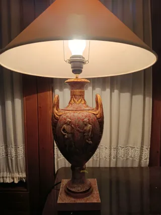 Lámpara de mármol con figuras talladas