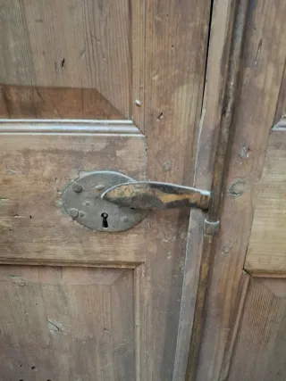 Portes antigues de pi.