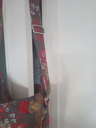 Bolso bandolera plastificado floral, rojo, gris...