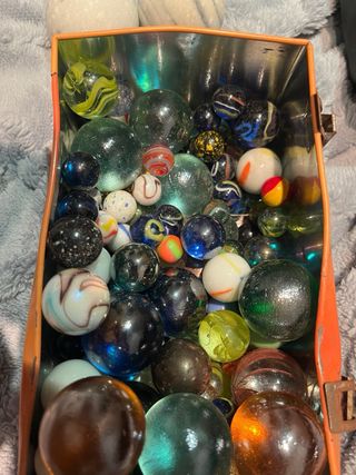 Caja de canicas variadas