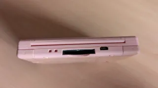 Nintendo DS rosa con caricatore