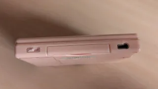Nintendo DS rosa con caricatore