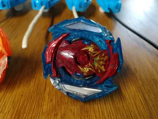 Beyblade Roktavor, Helios y extra