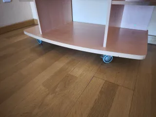 Mesa TV chapada con ruedas