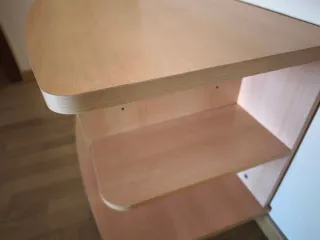 Mesa TV chapada con ruedas