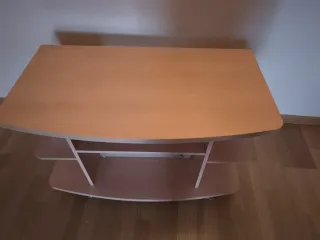 Mesa TV chapada con ruedas