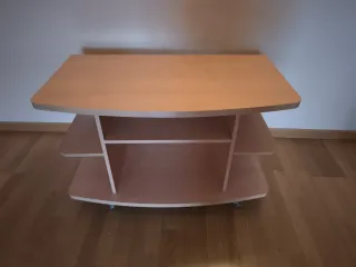 Mesa TV chapada con ruedas