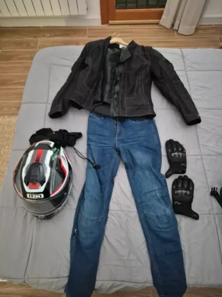 Conjunto moto: Chaqueta, Pantalón, Casco, Guantes.