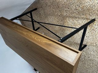 Escritorio moderno color roble natural y negro.