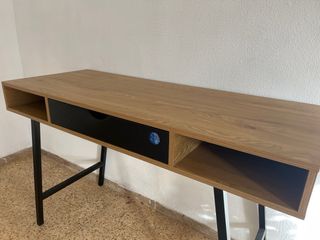 Escritorio moderno color roble natural y negro.