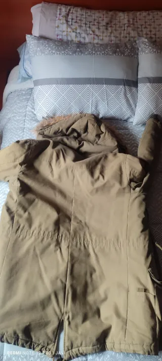 Abrigo beige con capucha y pelo