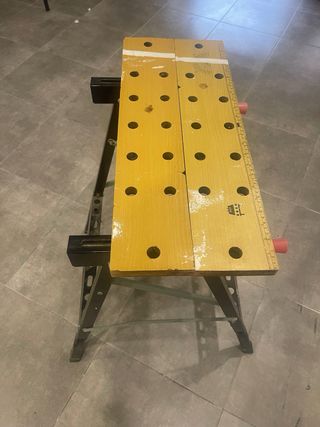 Mesa de trabajo plegable con mordaza