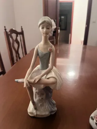 Figura antigua de porcelana mujer vestida