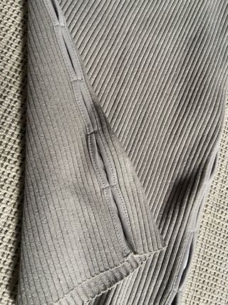 Falda larga Zara gris acanalada