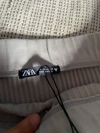 Falda larga Zara gris acanalada