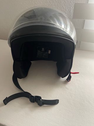 Casco de moto negro con visera