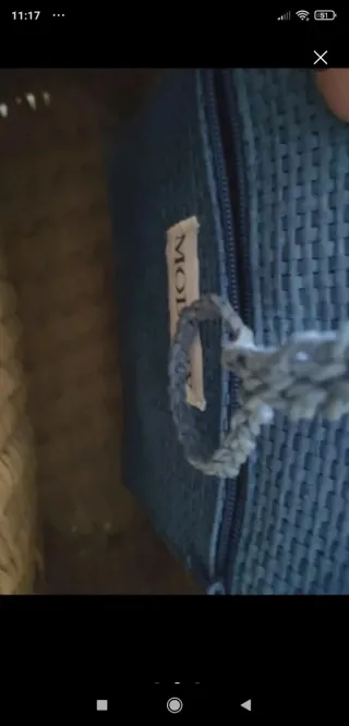 Bolso de rafia azul con flores