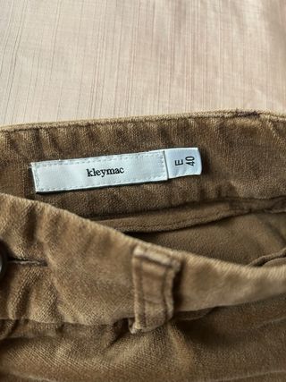 Pantalón de terciopelo marrón con estampado