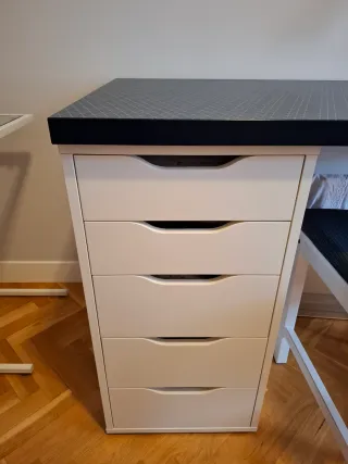 Escritorio con silla y flexo