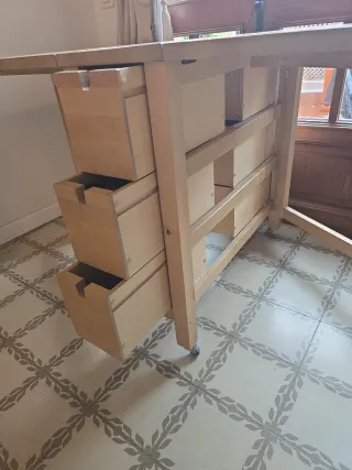 Practica mesa extensible, con 6 cajones con ruedas