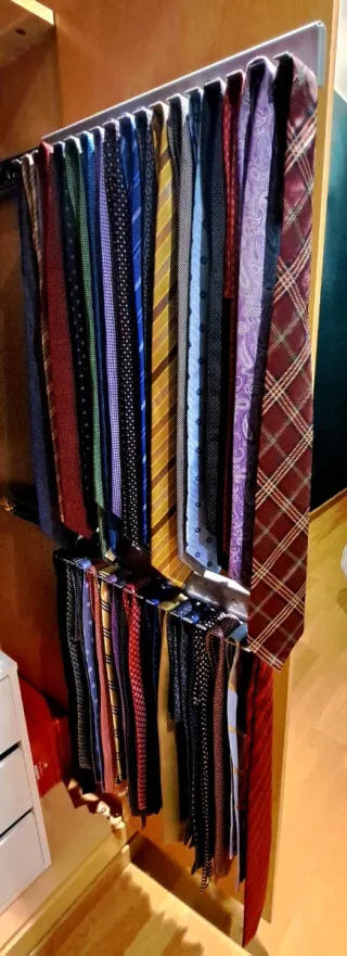 Lote 36 corbatas seda y 2 corbateros para armario.