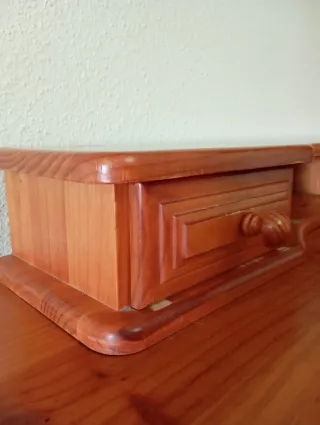Cómoda de madera con cajones