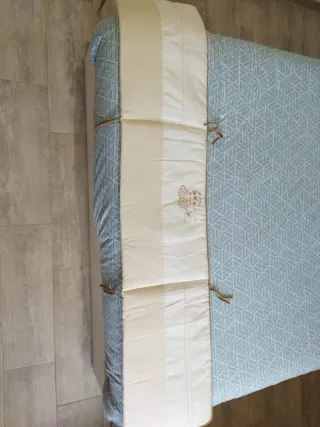 Cuna de bebé blanca con detalles de madera