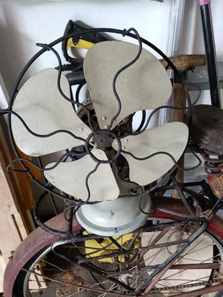 Ventilador antiguo beige y negro