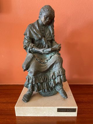 Figura de bronce con pátina verde. Autor J. Bofill