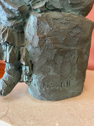 Figura de bronce con pátina verde. Autor J. Bofill