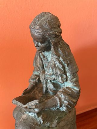 Figura de bronce con pátina verde. Autor J. Bofill