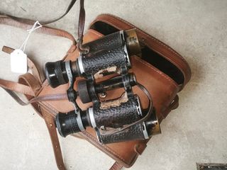 Prismáticos antiguos con estuche de cuero