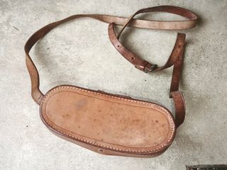 Prismáticos antiguos con estuche de cuero