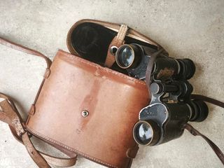 Prismáticos antiguos con estuche de cuero