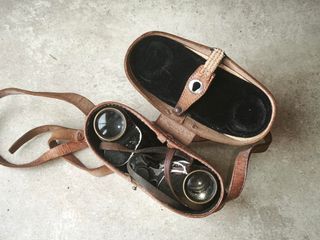 Prismáticos antiguos con estuche de cuero