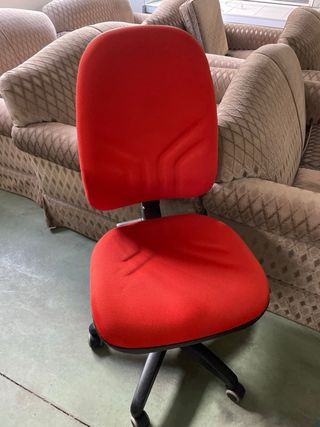 Silla de oficina roja y beige