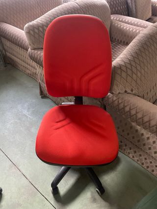 Silla de oficina roja y beige