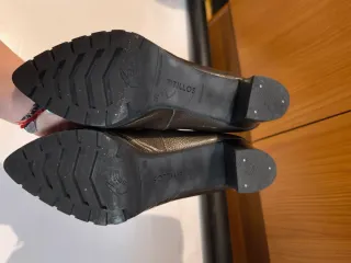 Zapatos de tacón grises
