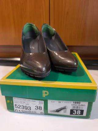 Zapatos de tacón grises