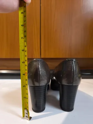 Zapatos de tacón grises