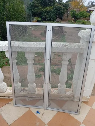 Ventana aluminio plata con persiana