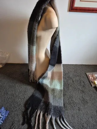 Grandes bufandas unisex a precio pequeño.