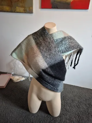 Grandes bufandas unisex a precio pequeño.